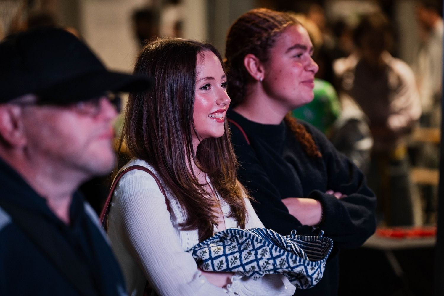 Myfyrwyr yn mynychu digwyddiad gyrfaoedd